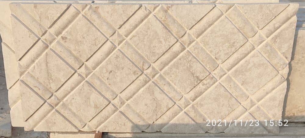 بلاطة حجر طبيعي بيج منقوشة بنمط هندسي متقاطع
