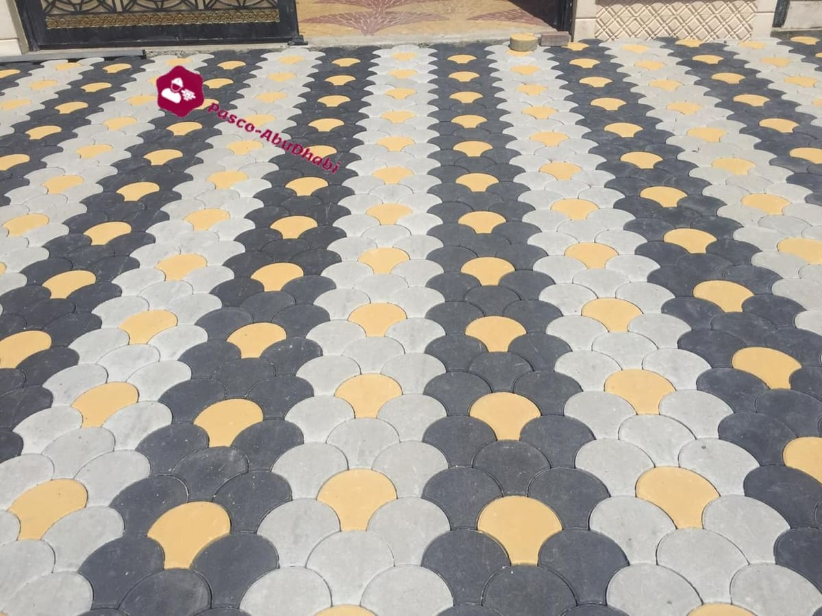 ساحة فيلا مرصوفة بباسكو لوتس بألوان أصفر ورمادي وأسود