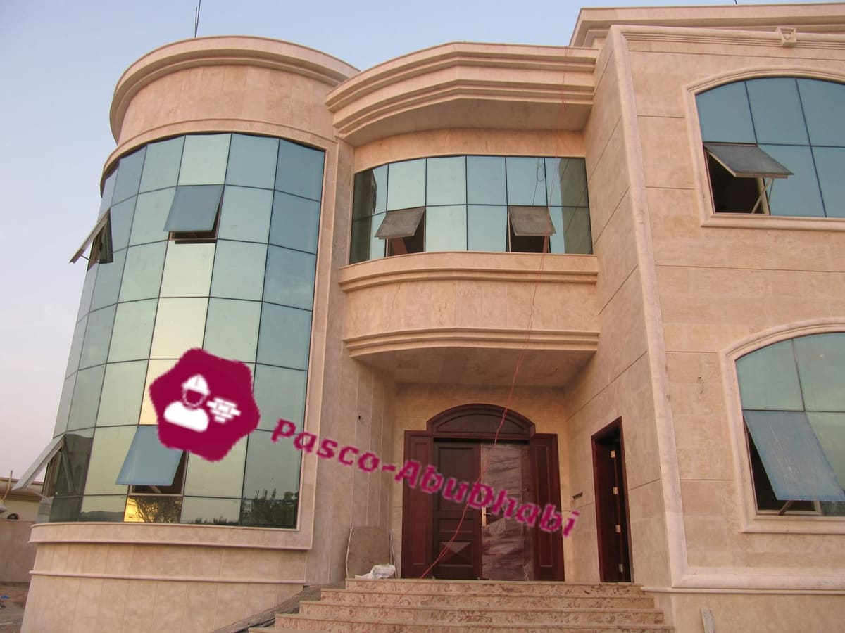 تفاصيل تكسية واجهة مبنى بالحجر الطبيعي البيج مع كرانيش وإطارات نوافذ