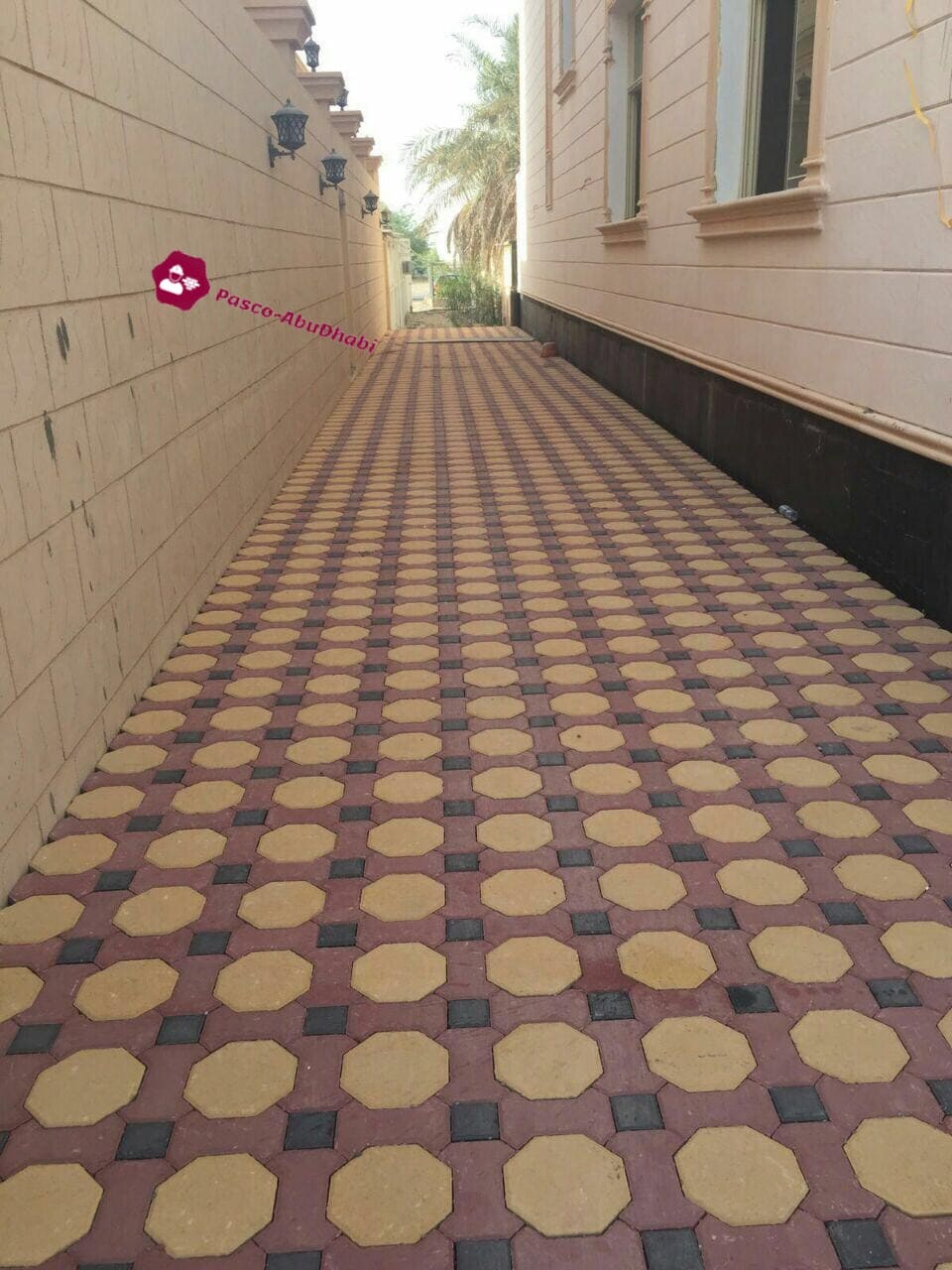 ممر جانبي لفيلا مرصوف بباسكو كوادرو أصفر وأحمر مع مربعات سوداء