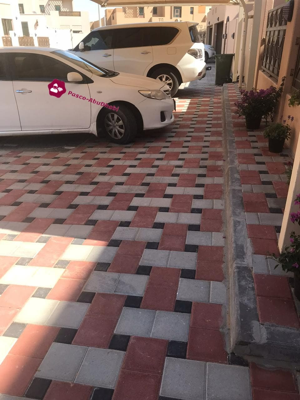 موقف سيارات فيلا مرصوف بباسكو مربع أحمر ورمادي وأسود