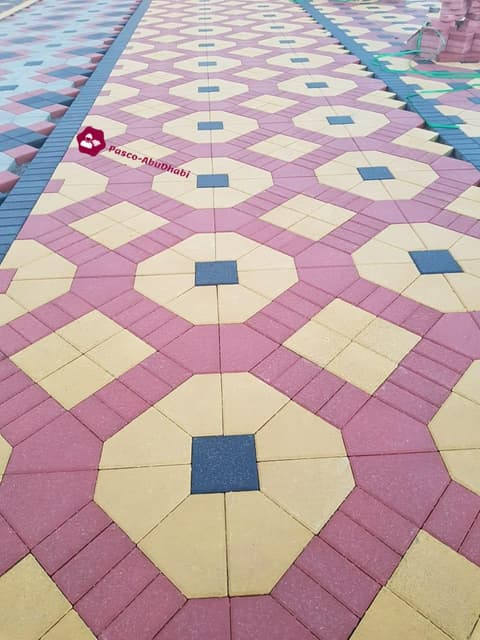 ساحة كوادرو أحمر وأصفر مع مربعات سوداء
