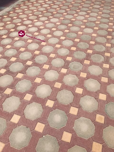 ممر كوادرو أحمر مع ثماني رمادي